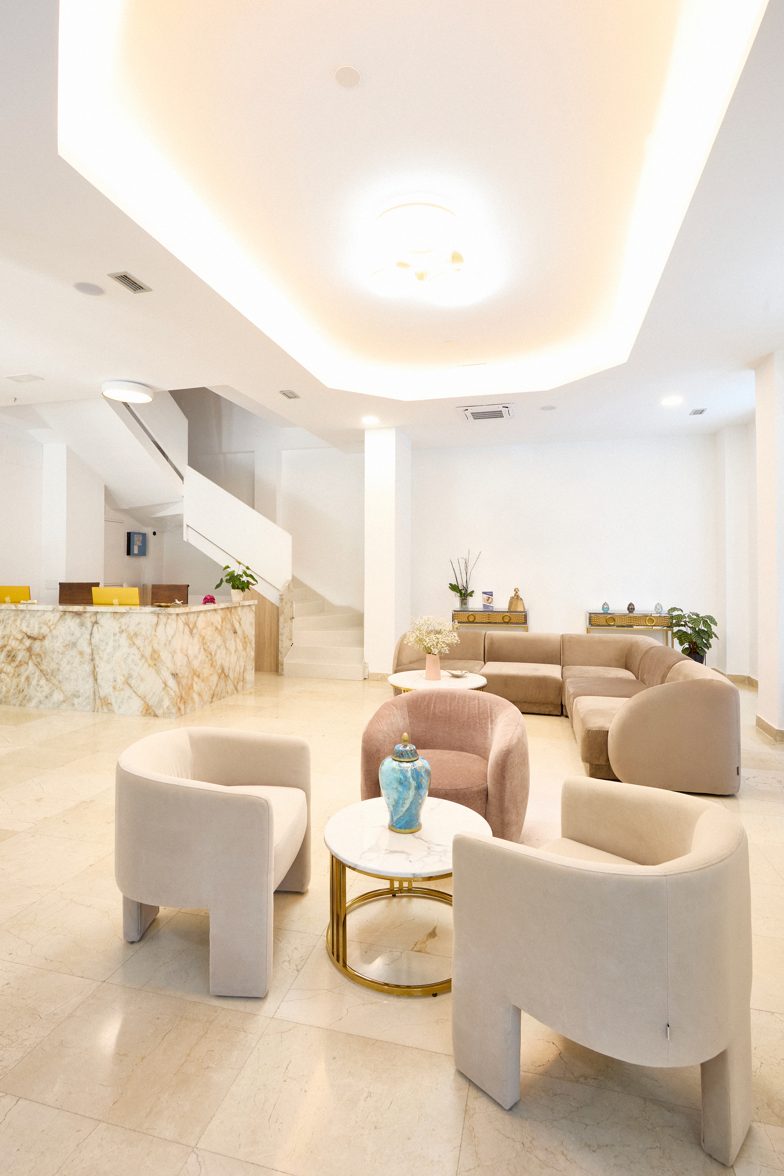 Otra perspectiva de la recepción luminosa de Clínica Robega