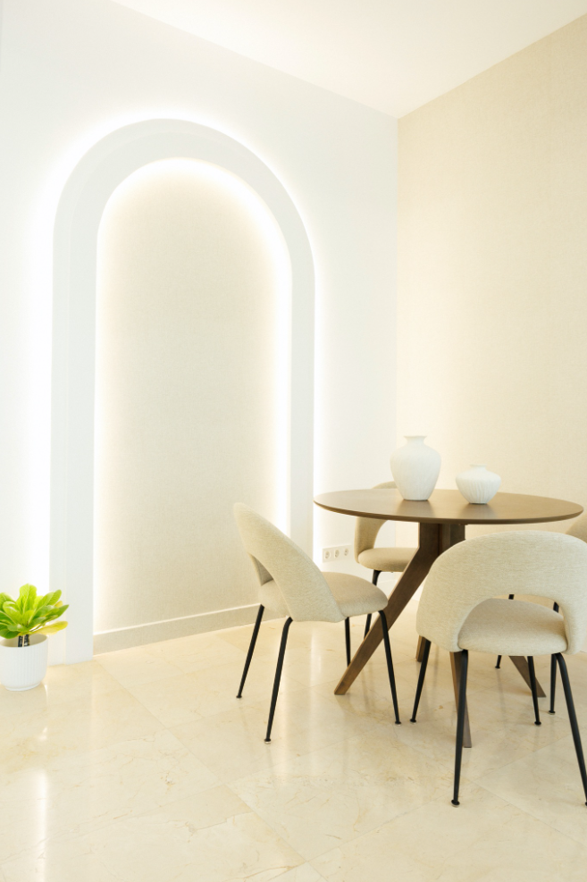 Entrada luminosa de Clínica Robega con mesa redonda y diseño cálido
